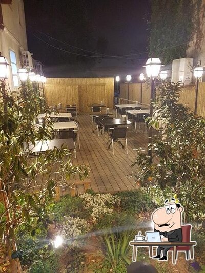 Installez-vous à l'une des tables de Pastaria