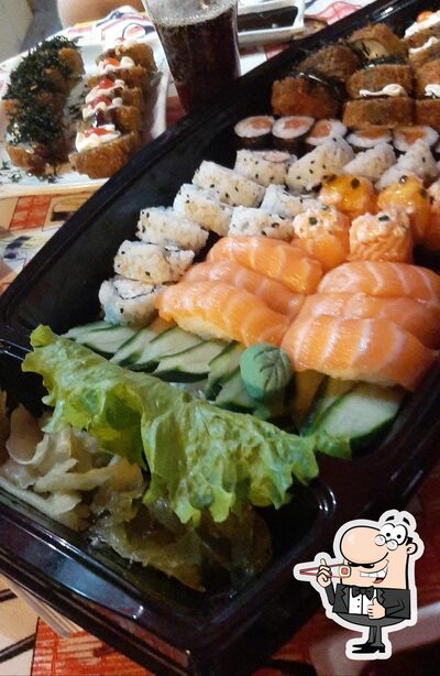 Rolos de sushi são disponibilizados no Sushi Ya Hasegawa