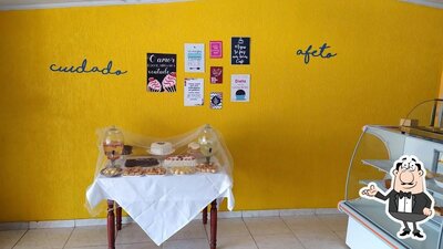 Sente em uma das mesas no Bom Recheio Cozinha e Confeitaria