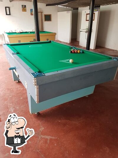 Sente em uma das mesas no Açailândia