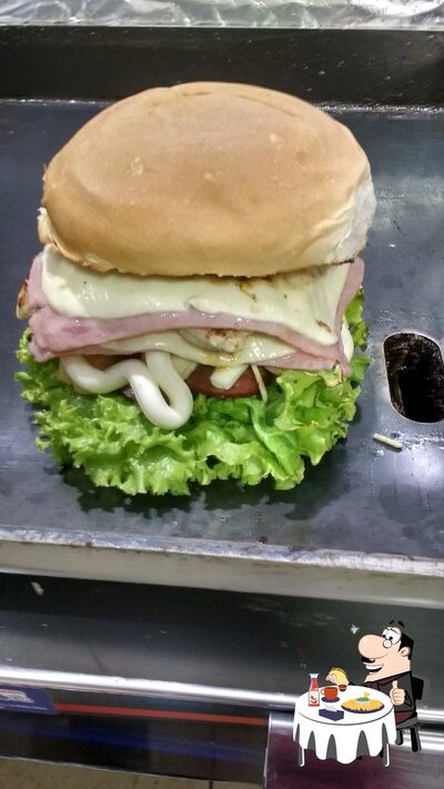 Space Acai e Lanches serve uma variedade de opções para os amantes dos hambúrgueres