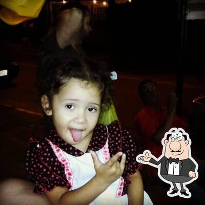 Sente em uma das mesas no Cia do Rango