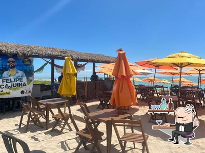 Sente em uma das mesas no Antunes Beach Restaurante e Parrílla