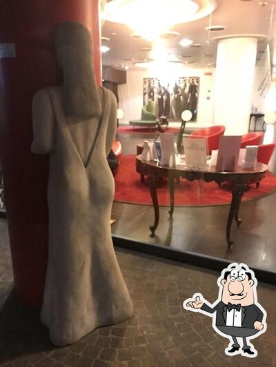 Installez-vous à l'une des tables de estrobar