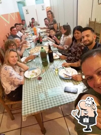 Sente em uma das mesas no Pizzaria napolitana
