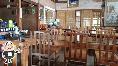 Sente em uma das mesas no Orquidário Café e Restaurante