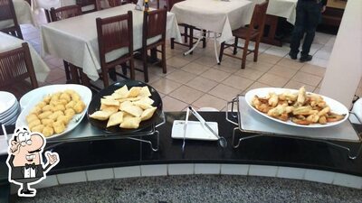 Sente em uma das mesas no Restaurante Miyako