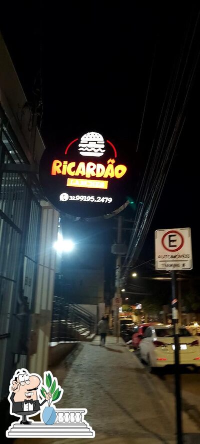 Veja a área externa do Ricardão Lanches
