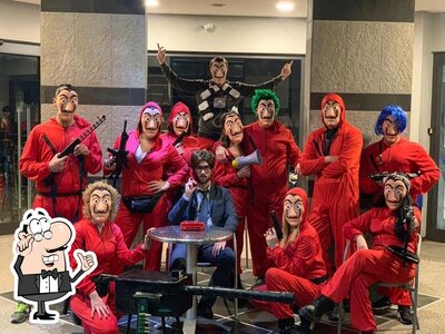 Dai un'occhiata agli interni di Black Magic Cafe'