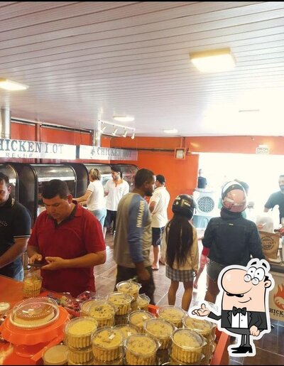 Sente em uma das mesas no Chicken Hot - Frango Assado