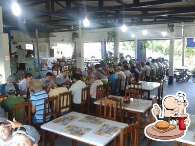 Delicie-se com um hambúrguer no Lago Azul Pesqueiro
