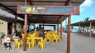 Sente em uma das mesas no Barraca o Jangadeiro