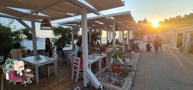 Dai un'occhiata agli interni di Restoran Spila
