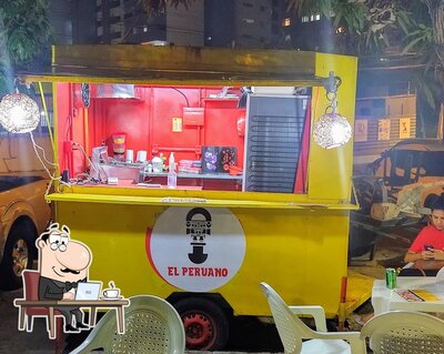 Sente em uma das mesas no El Peruano