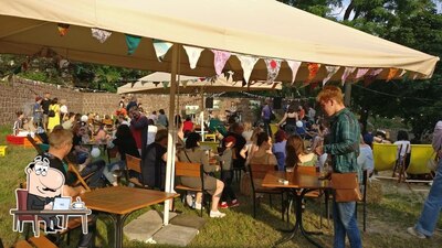 Installez-vous à l'une des tables de mir 2.0. Атмосфера мистецттва та розвитку