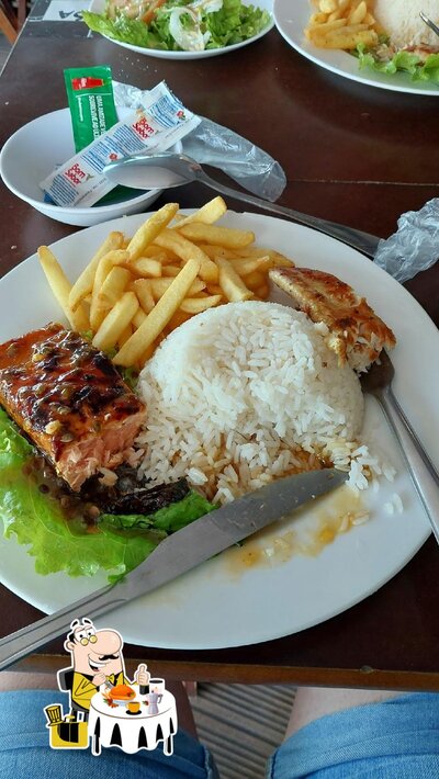 Platos en Karaokê Império da orla
