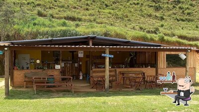 Sente em uma das mesas no Alambique da roça uai