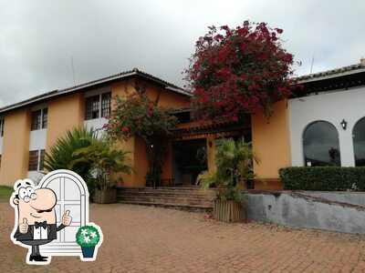 O exterior do Casarão Alpina Hotel