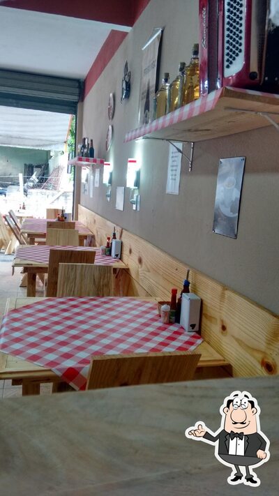Sente em uma das mesas no Restaurante Amor em Pedaços