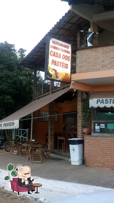 Sente em uma das mesas no Casa dos Pastéis