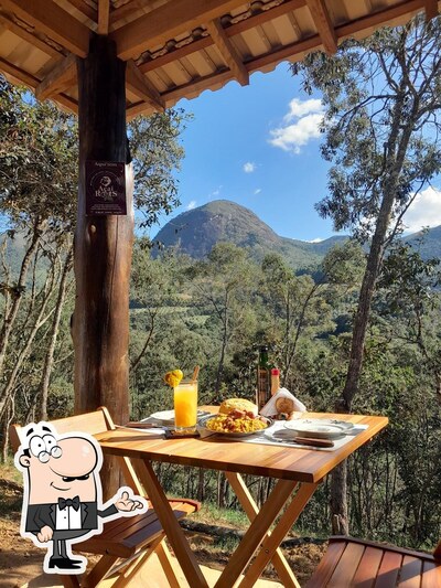 Sente em uma das mesas no "CASA DA ATRIZ" Restaurante, Pizzaria e espaco cultural criado pela atriz Rita Malot