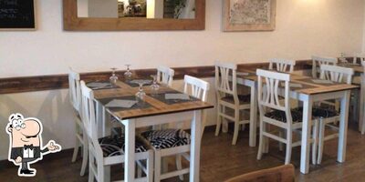 Installez-vous à l'une des tables de Mix in Roma