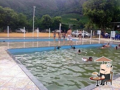 Você pode espairecer no na área externa do Bar do Almir