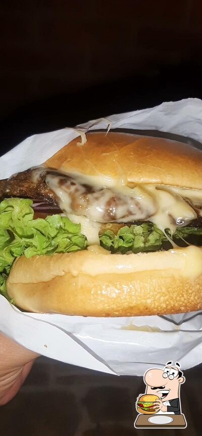 Deguste um dos hambúrgueres servidos no Bravo's Burguer