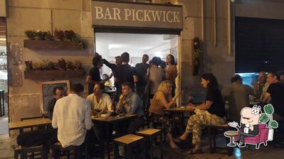 Dai un'occhiata agli interni di Bar Pickwick
