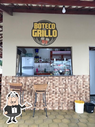 Sente em uma das mesas no boteco do grillo