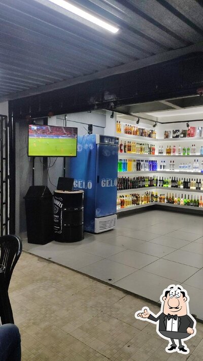 Sente em uma das mesas no Taccos and beer - sinuca, bar e distribuidora