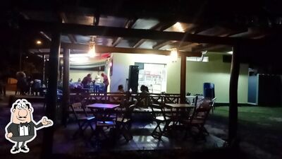 Sente em uma das mesas no Lanchonete e Restaurante Serra do Mar