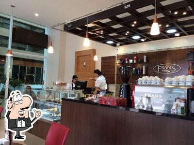 Veja imagens do interior do Fran's Café