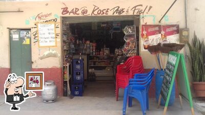 O interior do Bar Da Rose