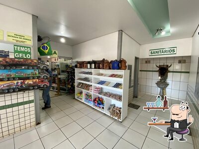 Sente em uma das mesas no Restaurante Eucalipto