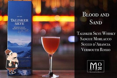 Ordina un drink o cocktail alcolico dal menu