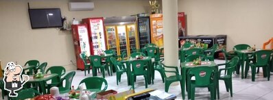 O interior do Sherek Lanches