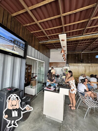 Veja imagens do interior do Container Esporte Bar