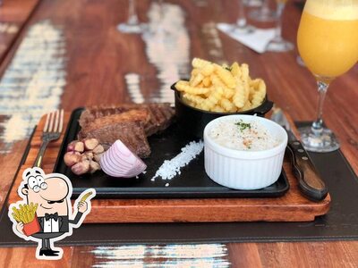 Experimente fritas com diversos molhos