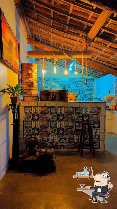Sente em uma das mesas no Casa Grande Pizzaria