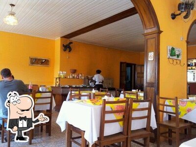 Sente em uma das mesas no Restaurante Cambuquira