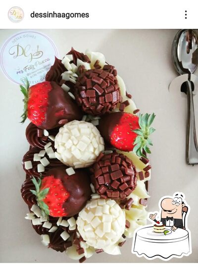 Dessa Gomes Doces e Salgados serve uma escolha de pratos doces