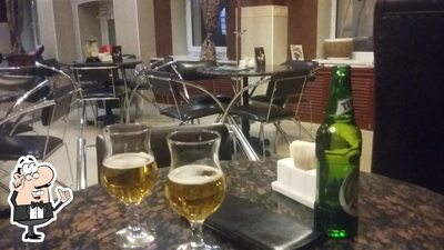 Installez-vous à l'une des tables de Pizza Roma