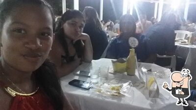 Sente em uma das mesas no soparia da juju