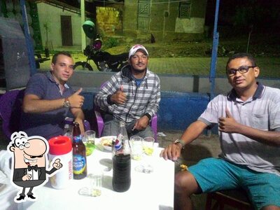 Sente em uma das mesas no Bar do Canal
