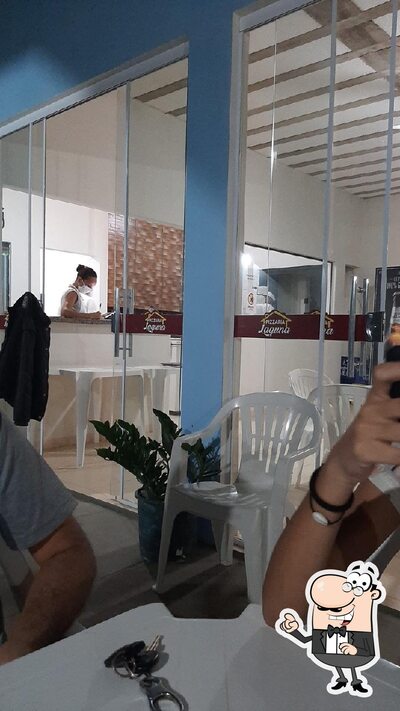 Sente em uma das mesas no Pizzaria Laguna