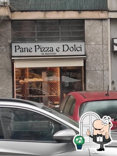 Puoi goderti l'aria fresca da seduto all'esterno di Pane Pizza E Dolci