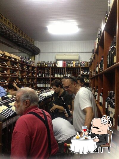 Saboreie uma taça de vinho no Arte dos Vinhos