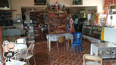 Sente em uma das mesas no Buteco cajarana