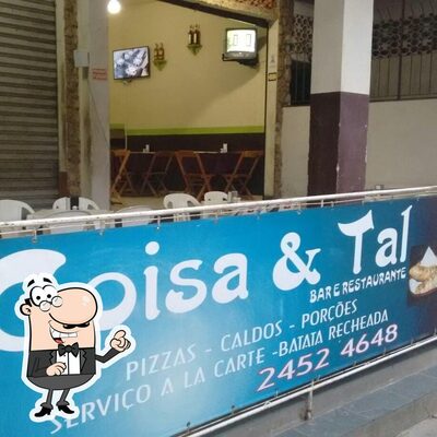 Sente em uma das mesas no Bar coisa e tal Valença RJ